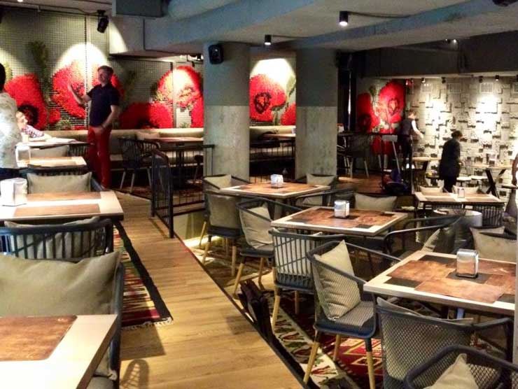 TRONE GRANDE изготовила столы для нового ресторана «Остання Барикада» в г. Киеве