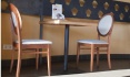 Современные стулья для кафе из качественной буковой древесины в дуэте с компактным квадратным столиком на металлической опоре