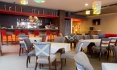 Барные стулья 180 SG в стиле «модерн» дополняют интерьер ресторана яркими красками