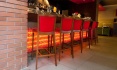 Барні стільці 180 SG в стилі «модерн» доповнюють інтер’єр ресторану яскравими фарбами
