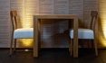 Прямоугольные формы деревянных столов и серийные стулья 439 SE в стиле модерн