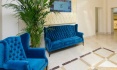 Класичні дивани декоровані капітоне, в інтер’єрі готелю