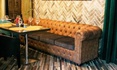 Мягкий диван в стиле ретро в ресторане Mamakota